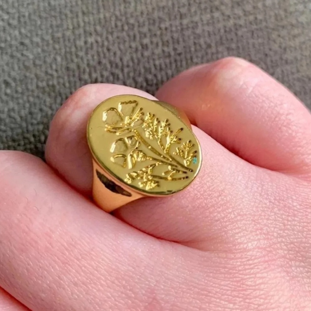 π Gold Floral Carved 750 Engraved Statement Ring π - Picture 2 of 5